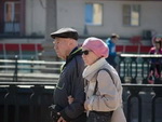 Московские пенсионеры выходят гулять в эпидемию